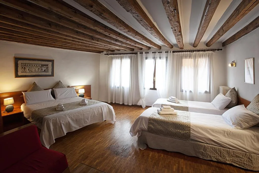 Camera Quadrupla con Bagno in Comune — San Giacomo Venezia