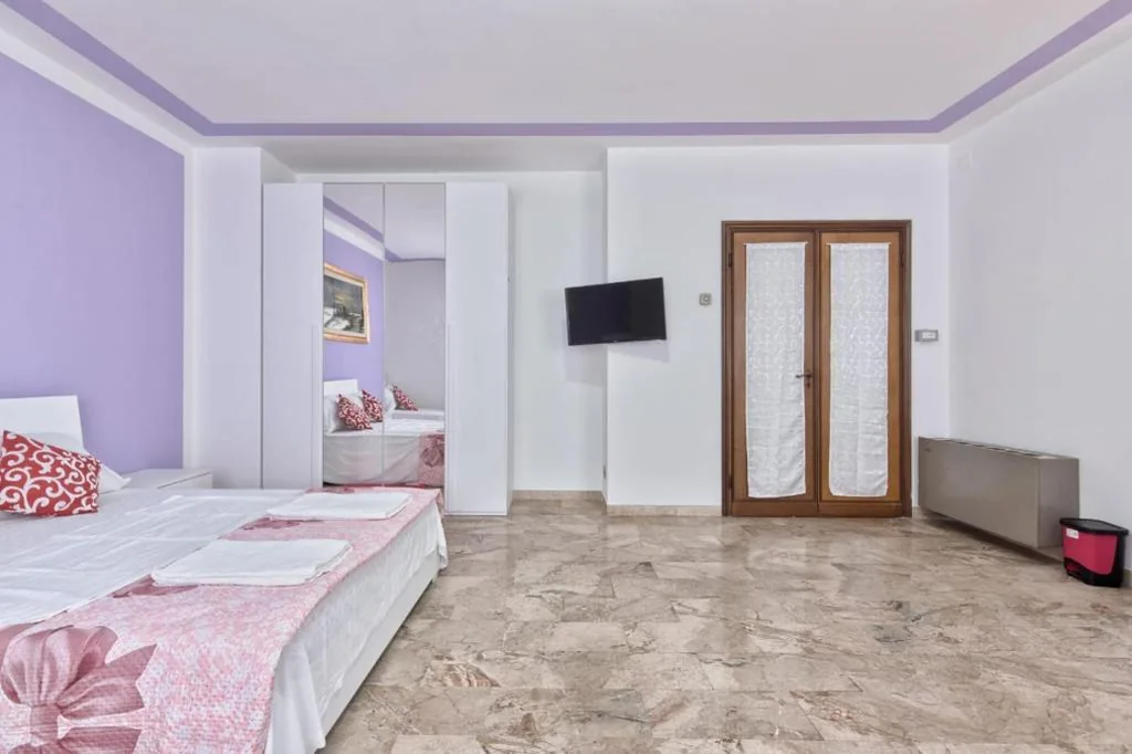 Camera Quadrupla con Bagno in Comune — Venice Mahdi Apartment