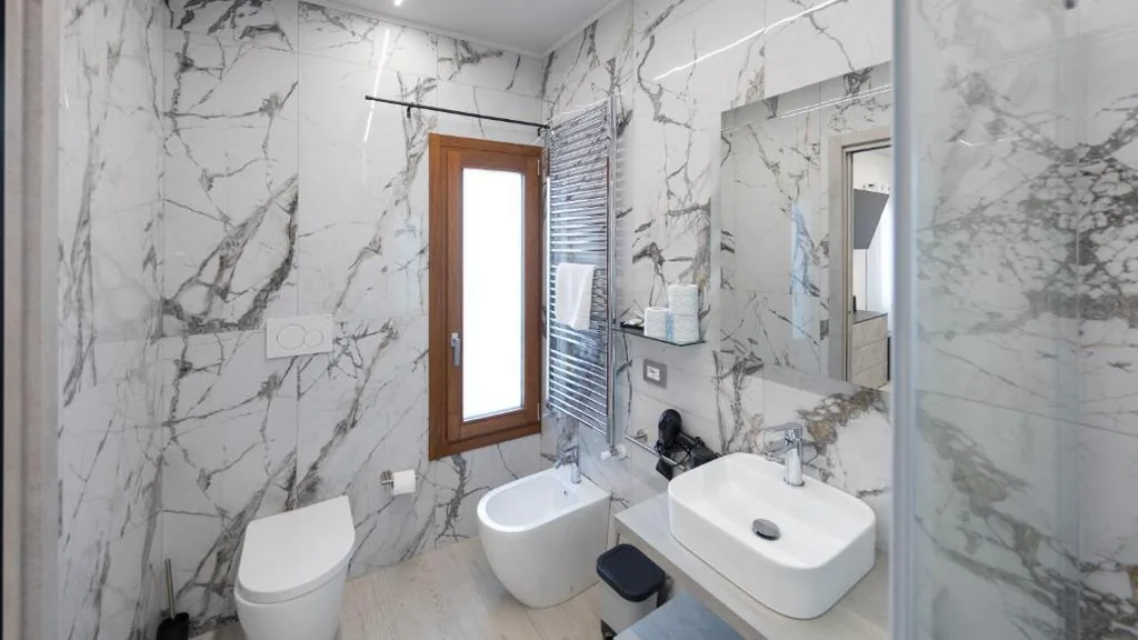 Camera Quadrupla con Bagno — Locazione turistica AL PORTO