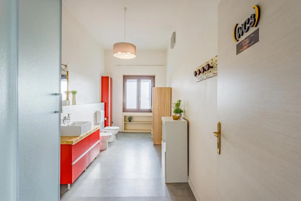 Camera Quadrupla con Bagno Privato Esterno — OPERA et LOVE – 200m dall’Arena con convenzione per Parcheggio e Colazione in pasticceria adiacente