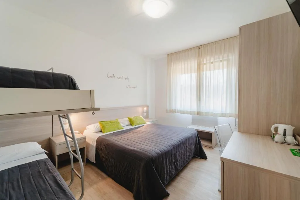 Quadruple Room with Private Bathroom — Hotel Anny