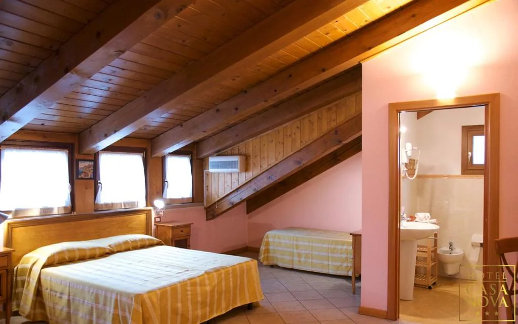 Quadruple Room with Private Bathroom — Hotel Casanova
