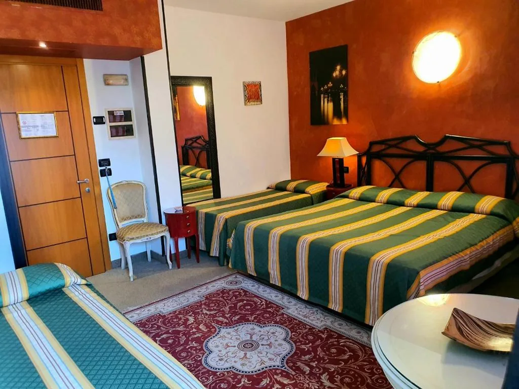 Camera Quadrupla con Bagno Privato — Hotel Feel Inn Venice Airport