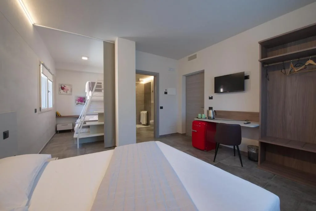 Camera Quadrupla con Bagno Privato — Via Goito 25 Rooms & Apartment
