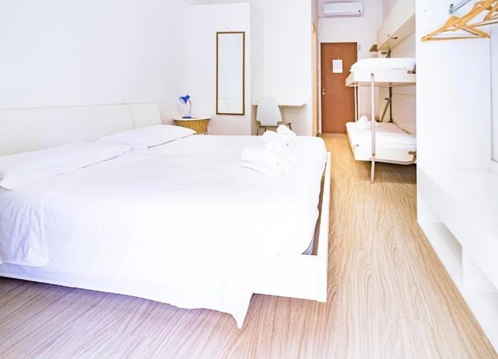Camera Quadrupla con Balcone (2 Adulti + 2 Bambini) — Hotel Garni’ Serena