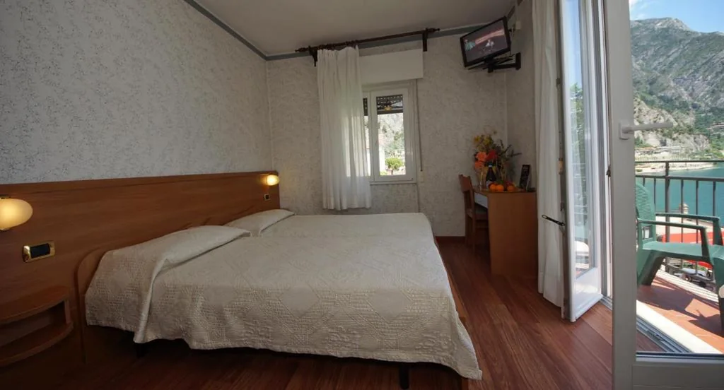 Camera Quadrupla con Balcone e Vista Lago — Hotel Alla Noce