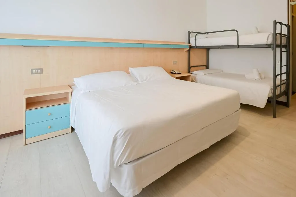 Quadruple Room with Balcony and Lateral Sea View — Hotel Las Vegas