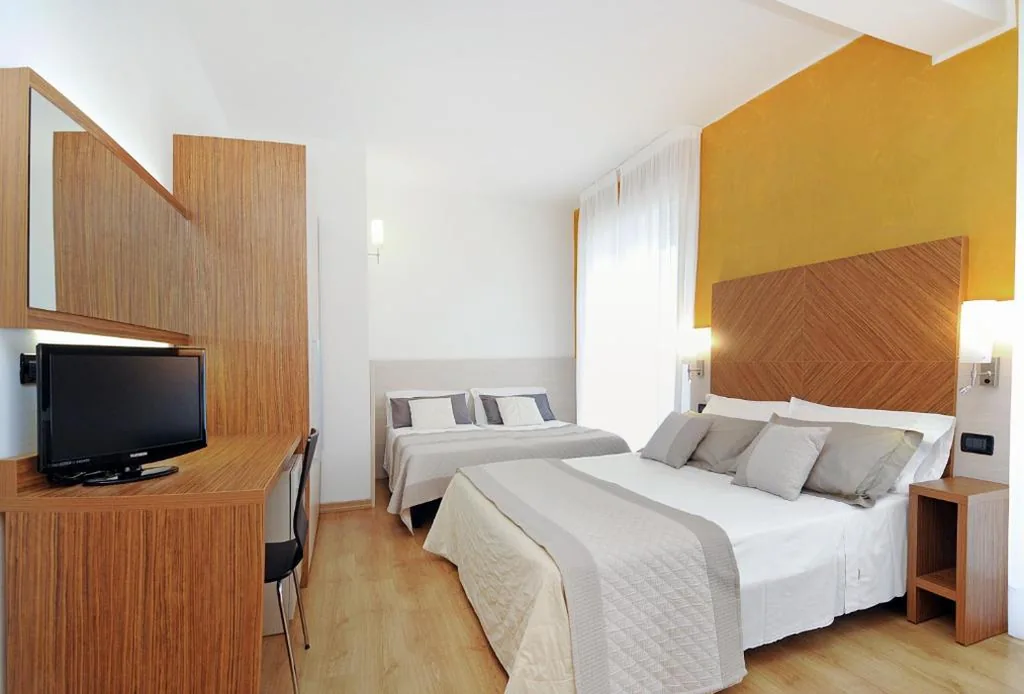 Quadruple Room with Balcony and Partial Sea View — Hotel Levante