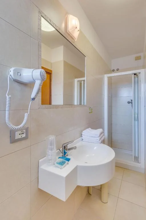 Camera Quadrupla con Balcone — Hotel Ambassador