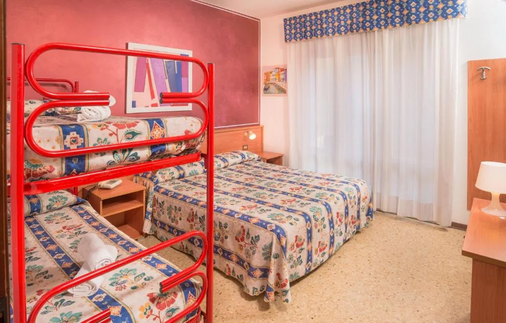Camera Quadrupla con Balcone — Hotel Antille e Azzorre