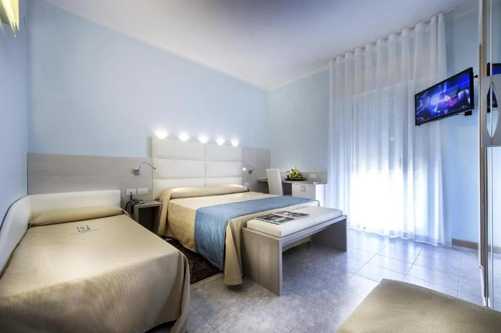 Camera Quadrupla con Balcone — Hotel Hollywood***S