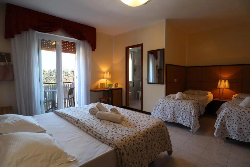 Camera Quadrupla con Balcone — Hotel Righetto Fronte Mare