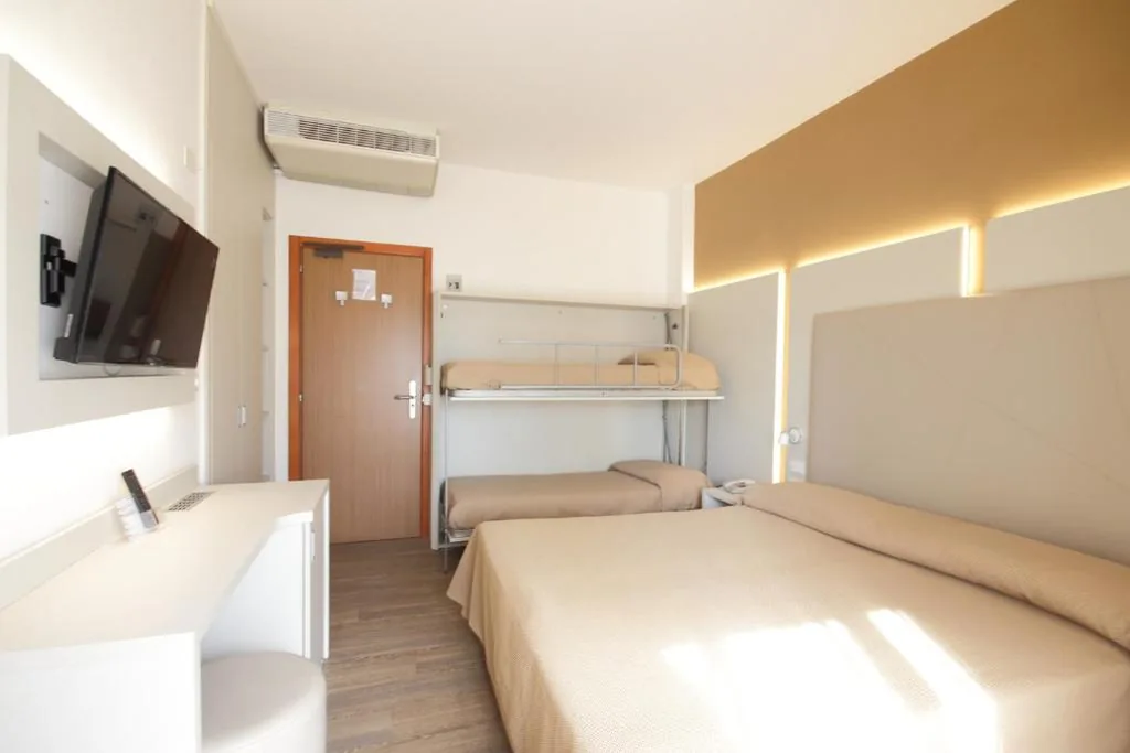 Camera Quadrupla con Balcone — Hotel Toledo