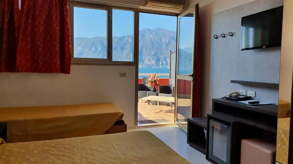 Camera Quadrupla con Vista Lago e Terrazza — Hotel Merano
