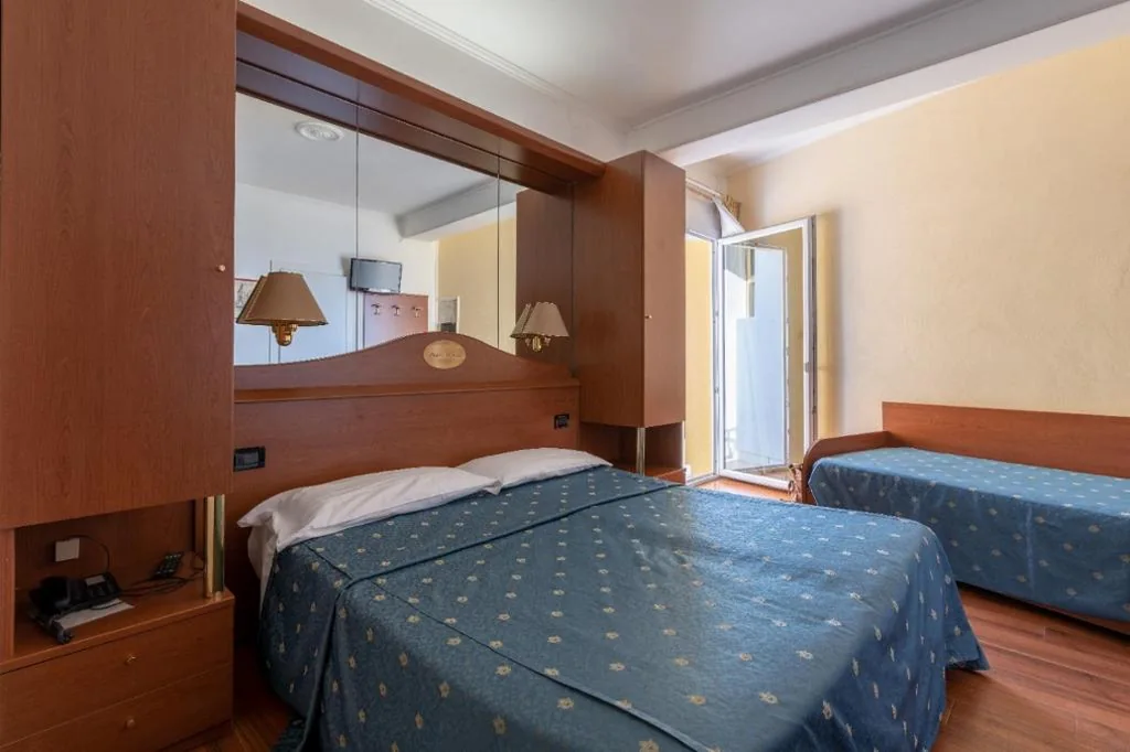 Camera Quadrupla con Vista Mare Parziale — Hotel Mondial