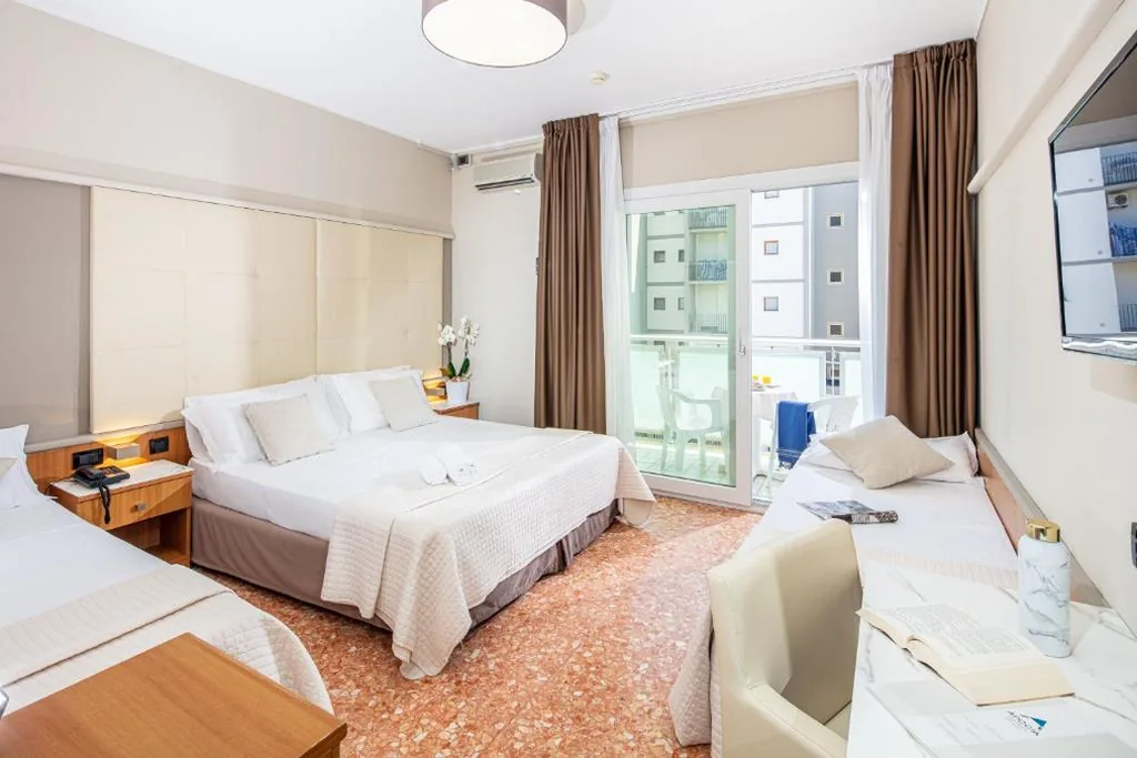 Camera Quadrupla con Vista Mare Parziale — Hotel Royal