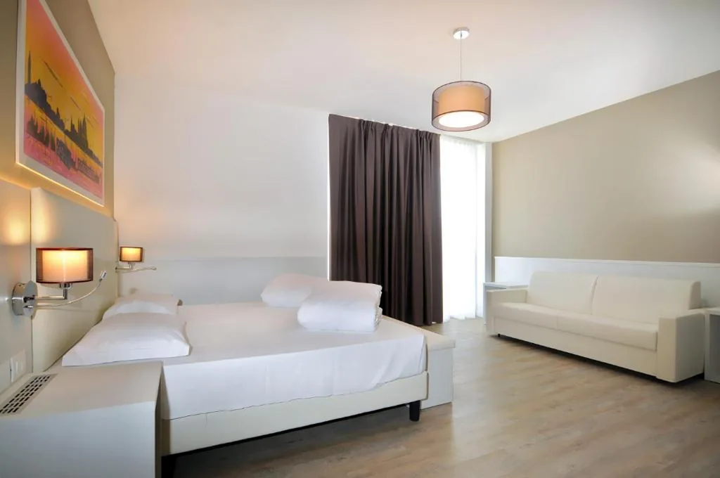 Deluxe Quadruple Room with Side Sea View — Marina Palace Hotel 4 stelle S
