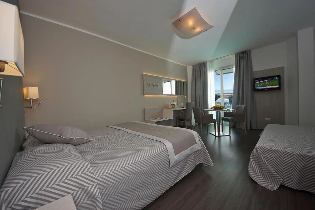 Executive Quadruple Room with Sea View and Beach Package — Hotel Europa