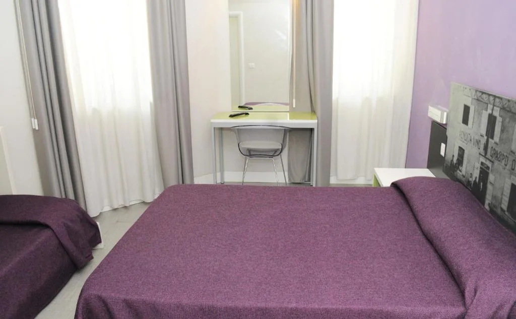 Quadruple Room — Hotel Mondial