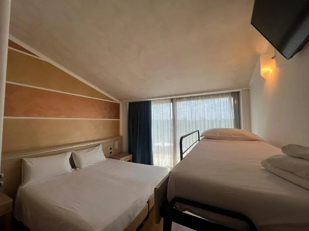 Camera Quadrupla Standard con Balcone — Hotel Rivus