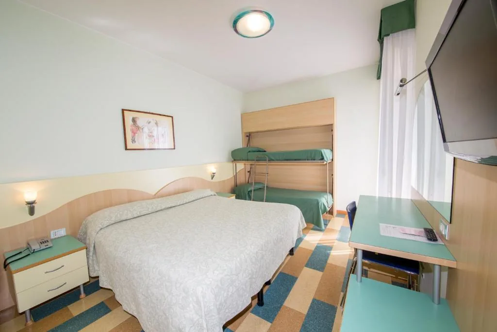 Camera Quadrupla Standard — Hotel Nember