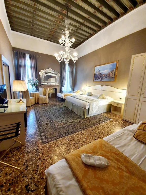 Camera Quadrupla Superior — Hotel Corte dei Greci