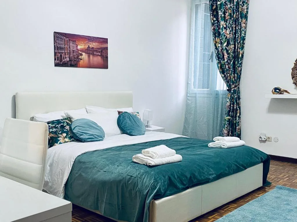 Camera Queen con Bagno in Comune — La Dogaressa Guest House