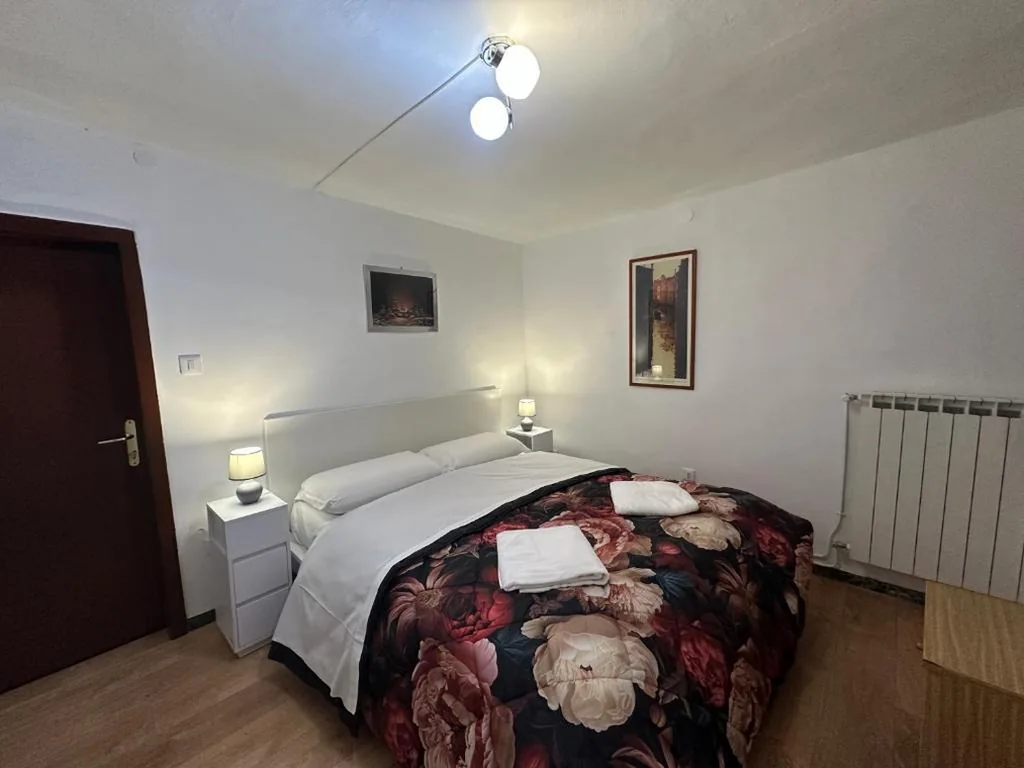 Camera Queen con Bagno in Comune — San Marco Guest House Venice