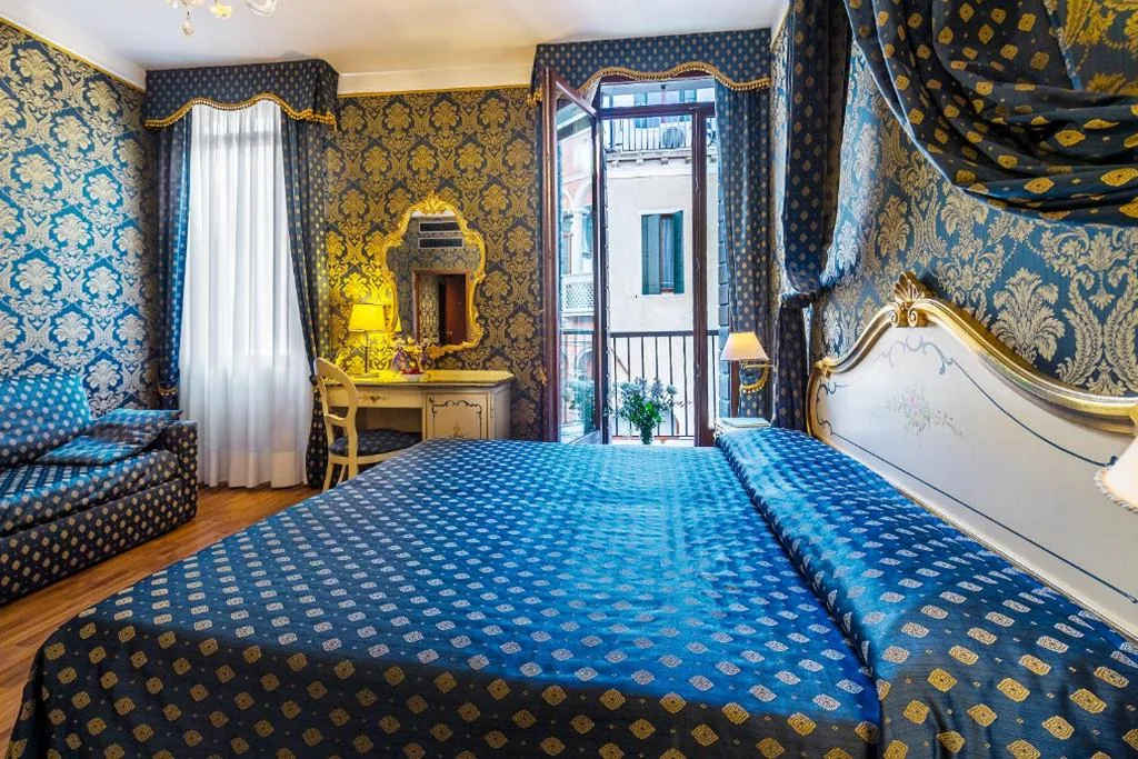 Queen Room with Balcony — Al Gazzettino