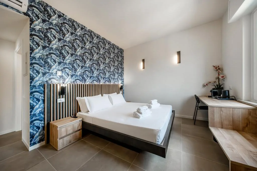 Camera Queen con Balcone — ApartmentsArena – Capuleti Collection Rooms