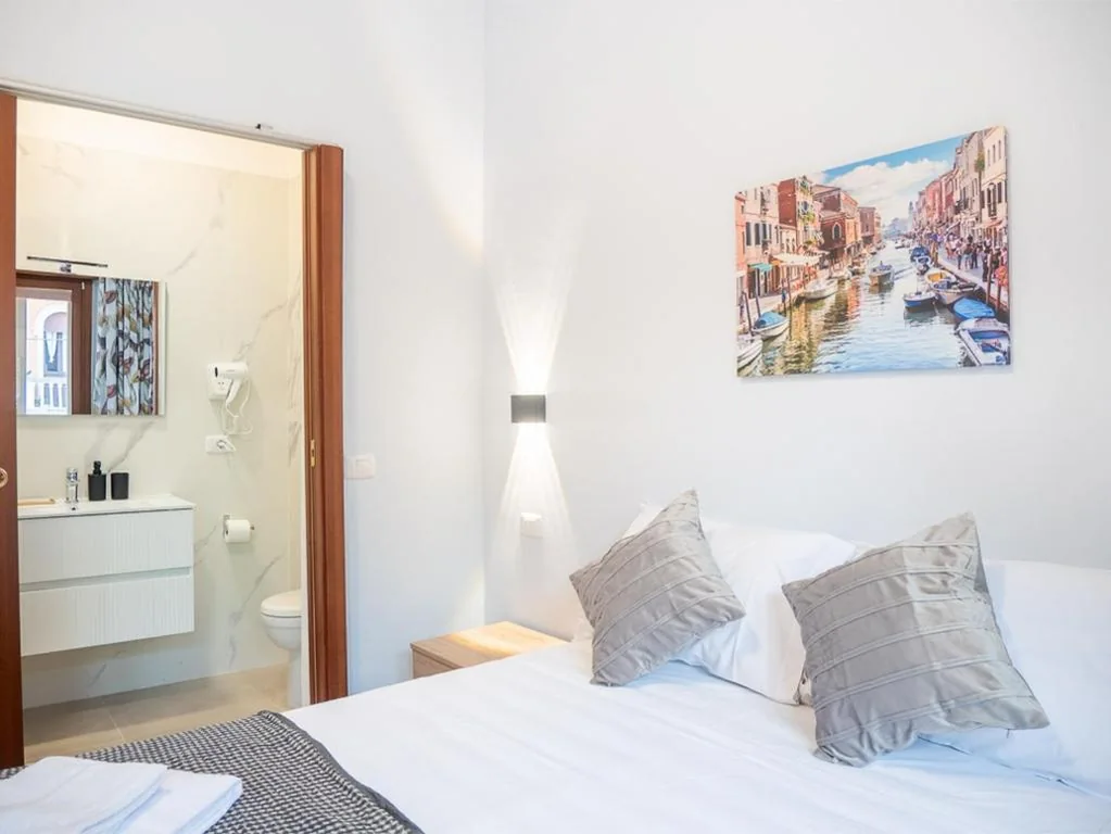 Queen Room with Balcony — Casa Bella Venezia 1