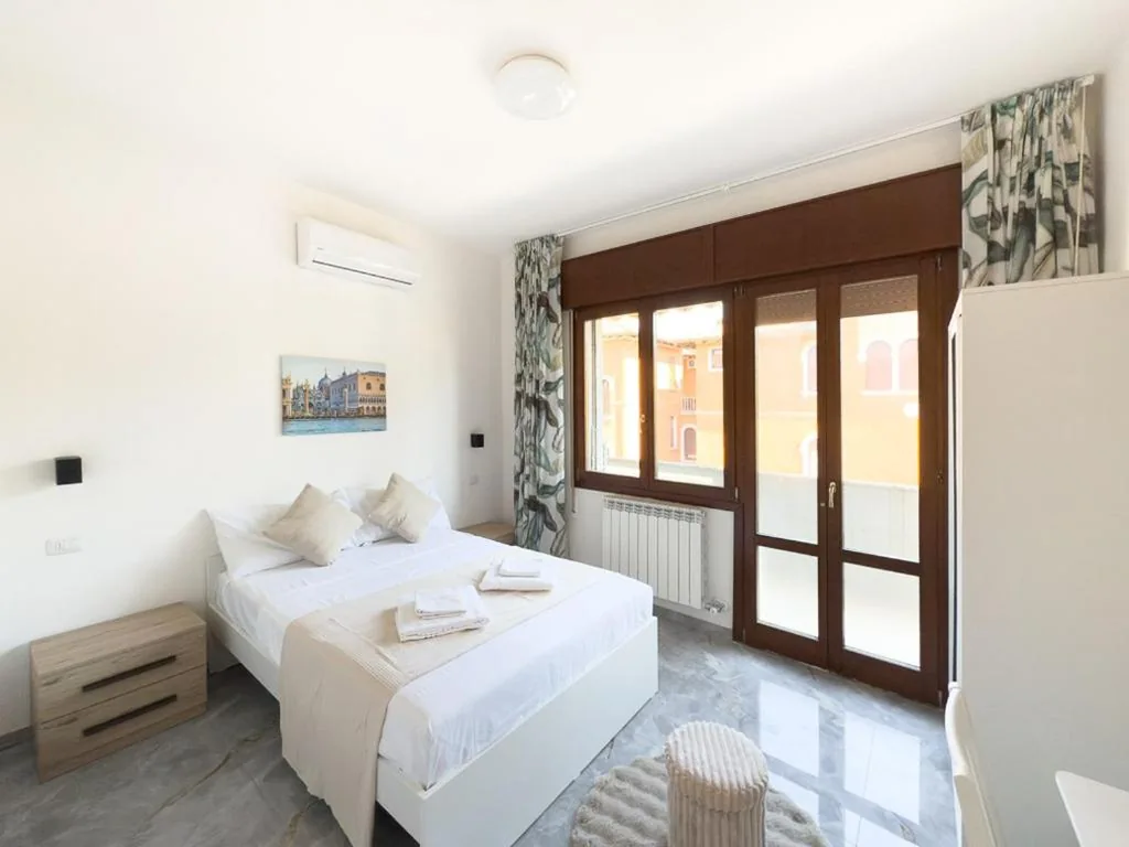 Camera Queen con Balcone — Casa Bella Venezia 2