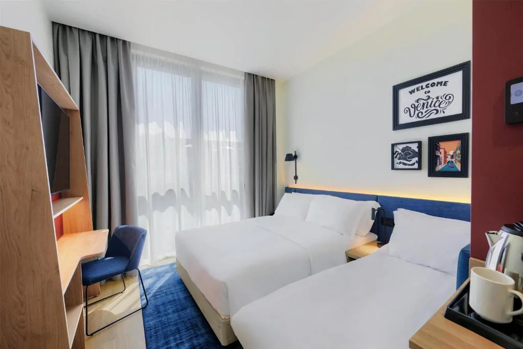 Camera Queen con Divano-Letto — Hampton By Hilton Venice Isola Nuova