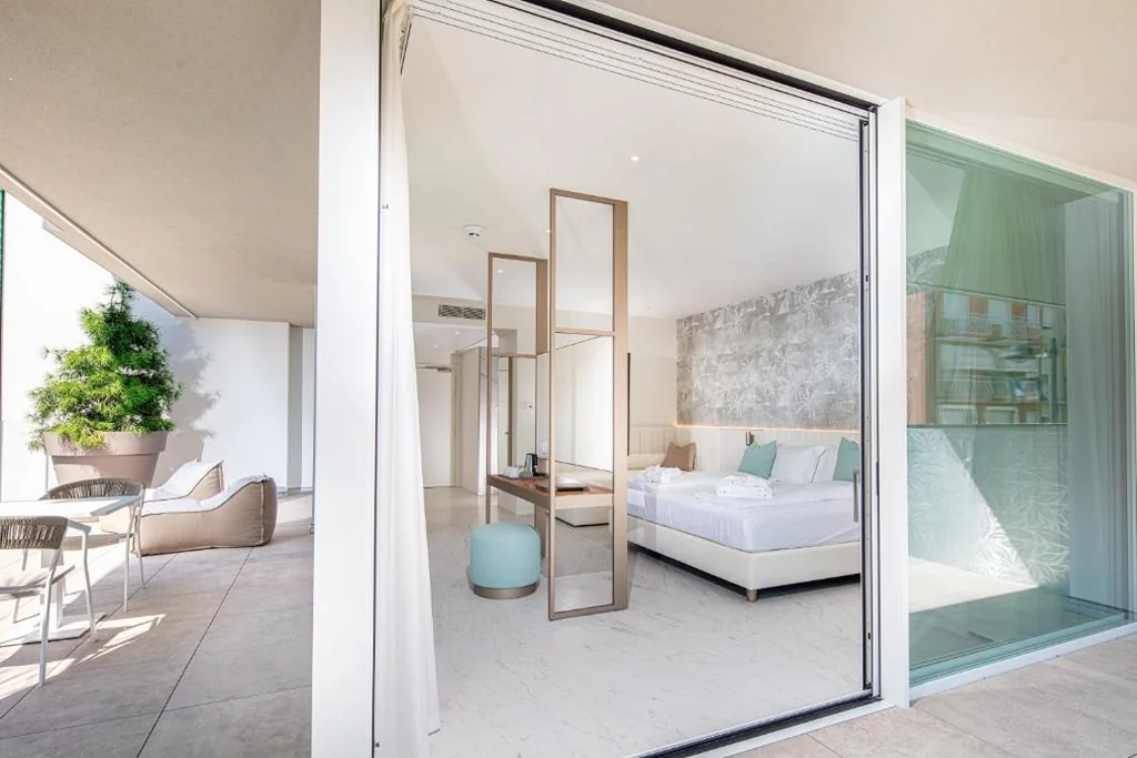 Queen Room with Hot Tub — THE ONE CAORLE – Hotel & Apartments