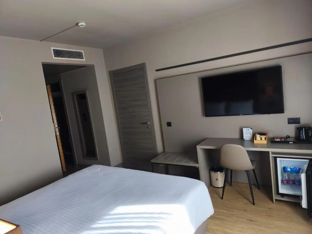 Camera Queen — DC HOTEL INTERNATIONAL