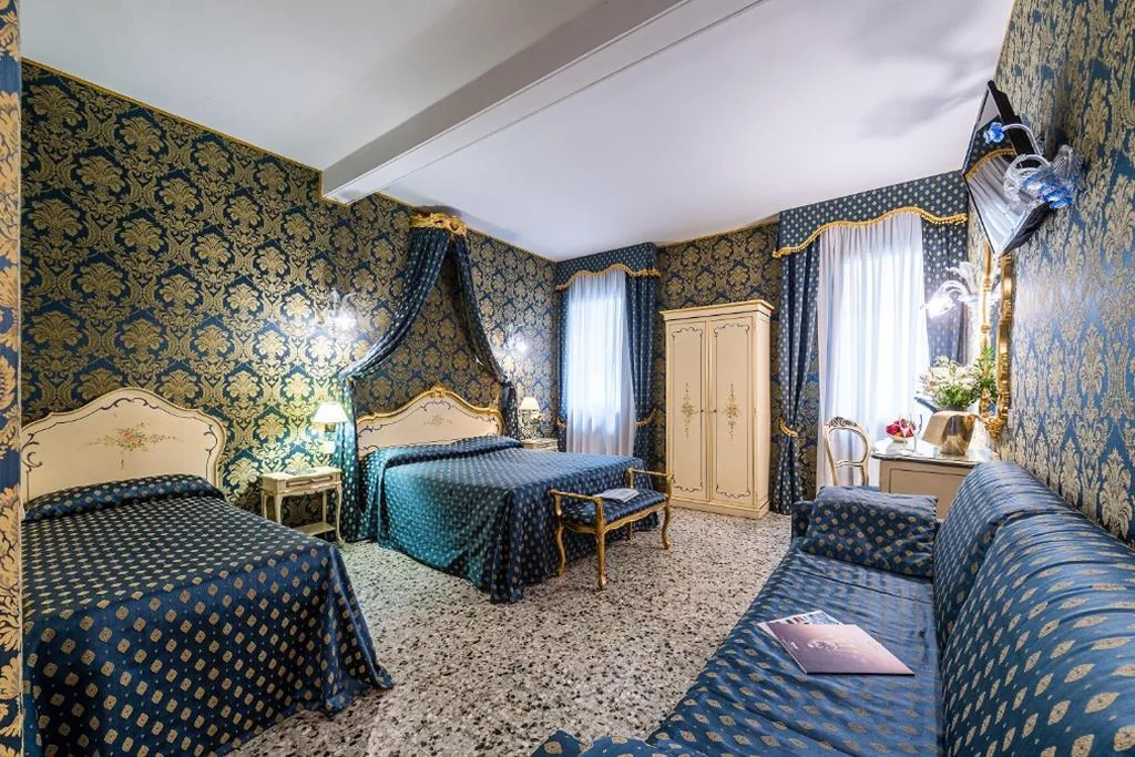 Deluxe Queen Room — Al Gazzettino
