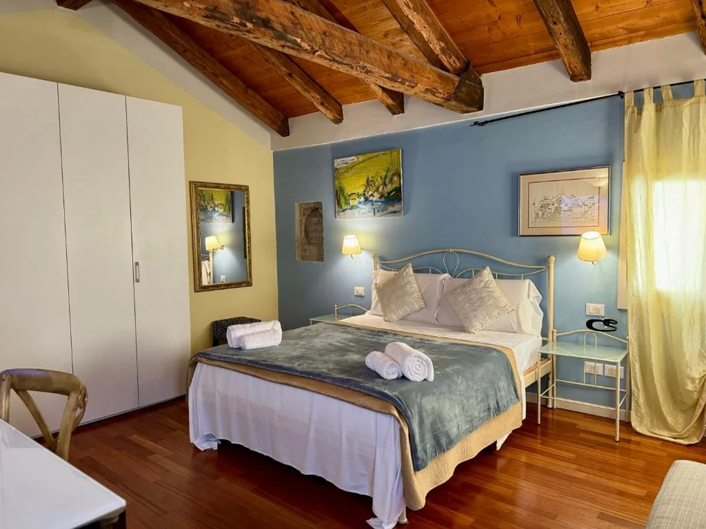 Deluxe Queen Room — First Dream Venice