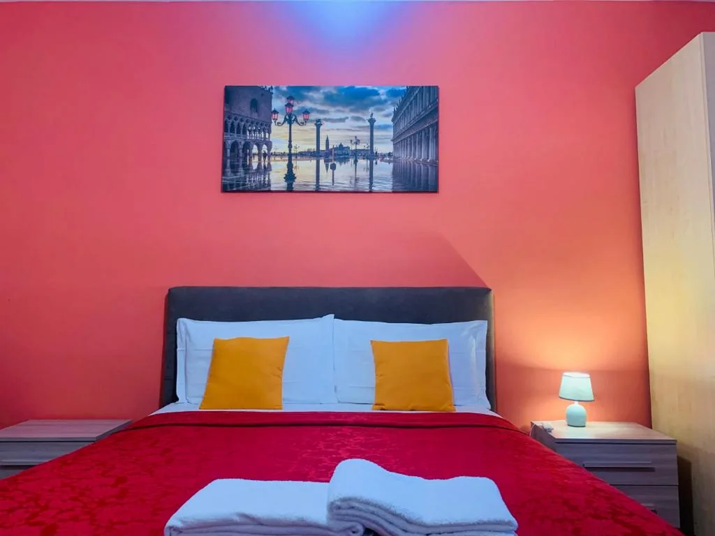 Deluxe Queen Room — Venice Day Apartment