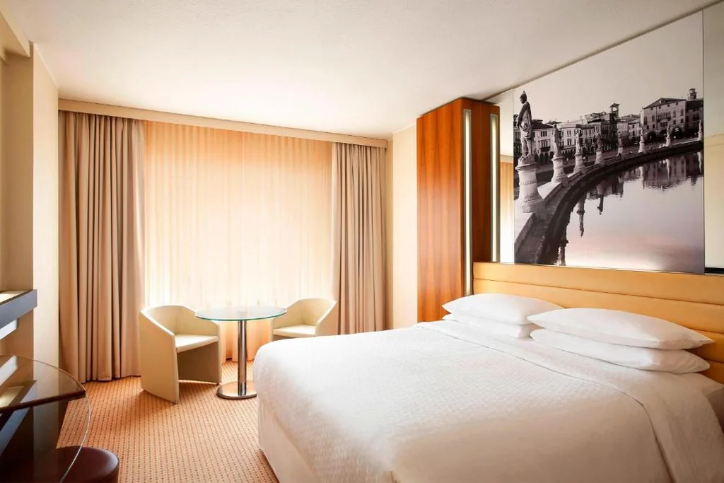 Executive Queen Room — Four Points by Sheraton Padova
