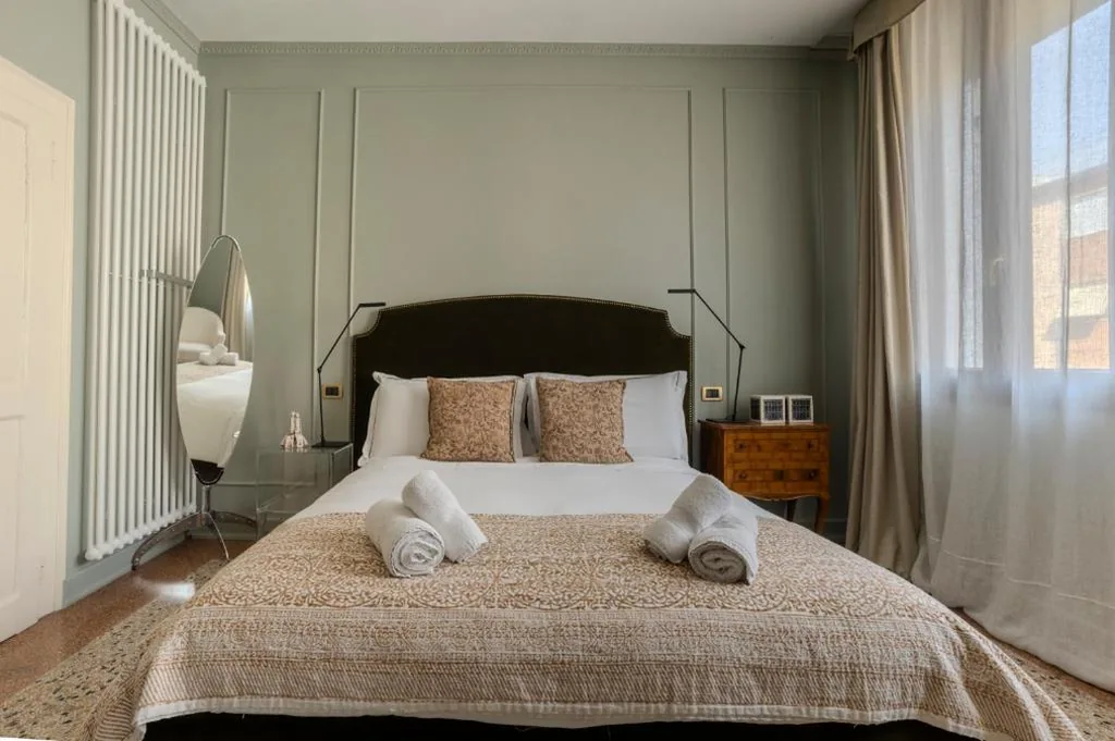 Standard Queen Room — Colombo Bed & Breakfast Mestre