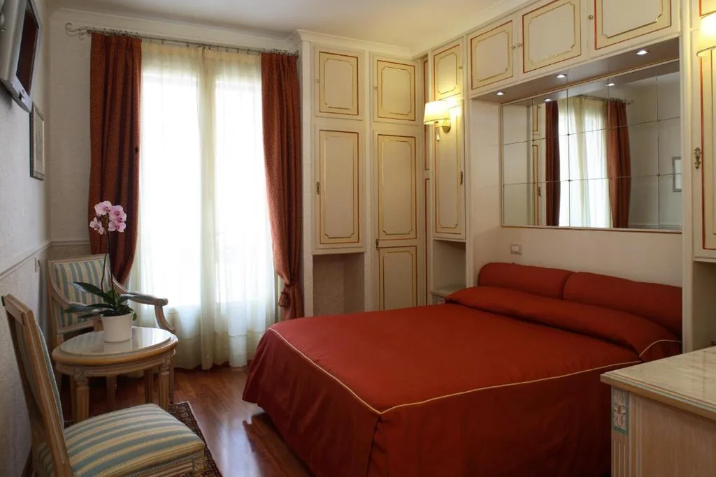 Camera Queen Standard — Majestic Toscanelli (centro storico)
