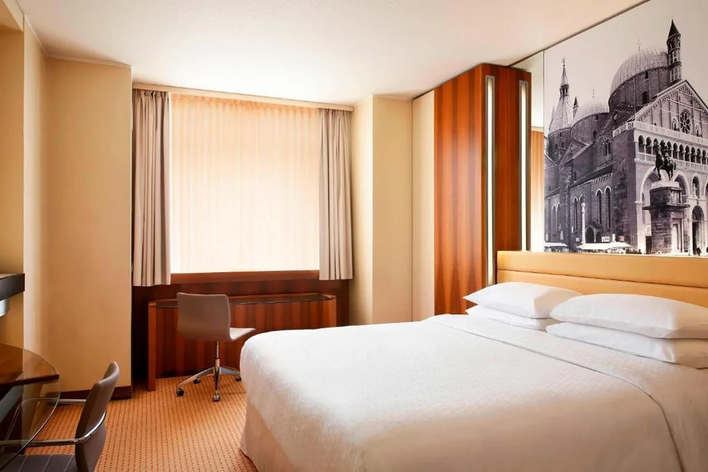 Superior Queen Room — Four Points by Sheraton Padova