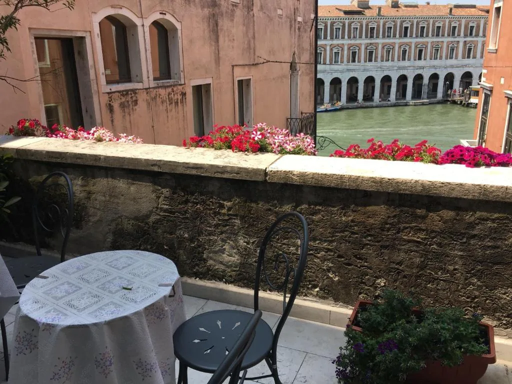 Quintuple Room with Grand Canal View — Palazzo Lion Morosini – Check in presso Locanda Ai Santi Apostoli