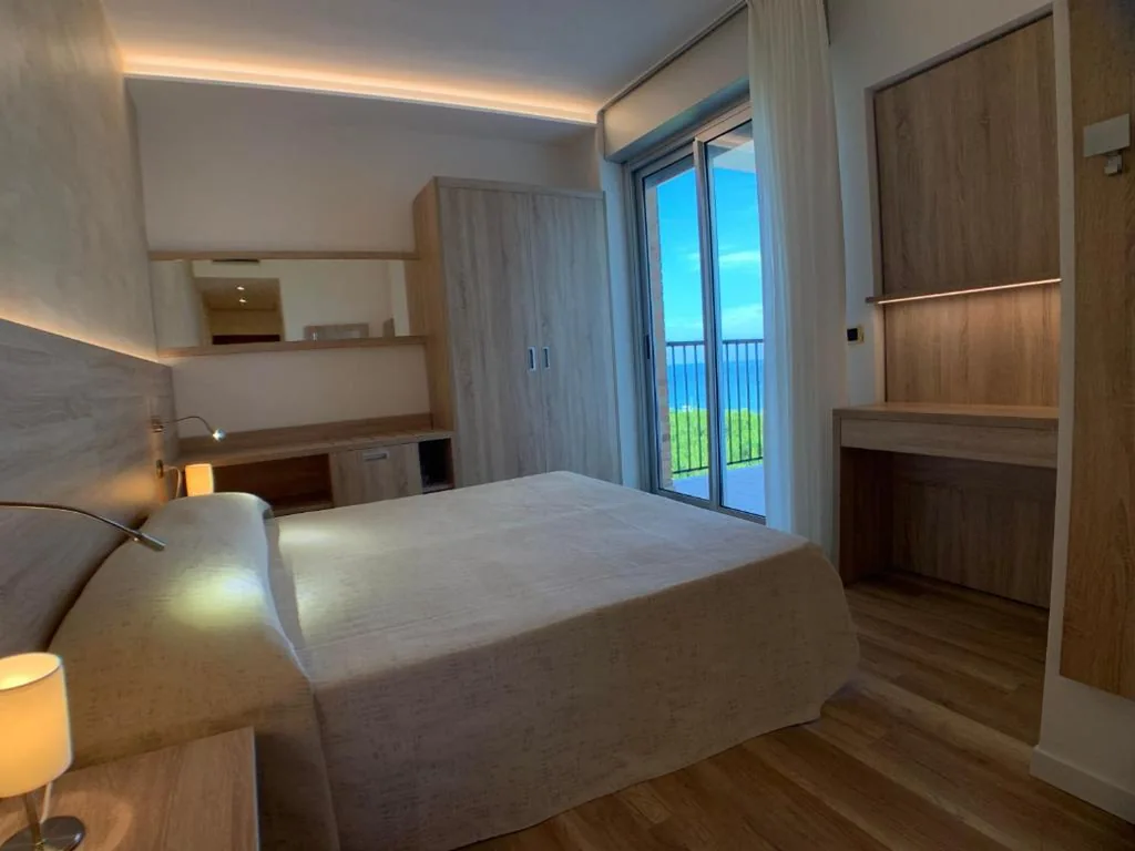 Camera Rinnovata Matrimoniale/Doppia con Letti Singoli — Hotel Beau Rivage Pineta