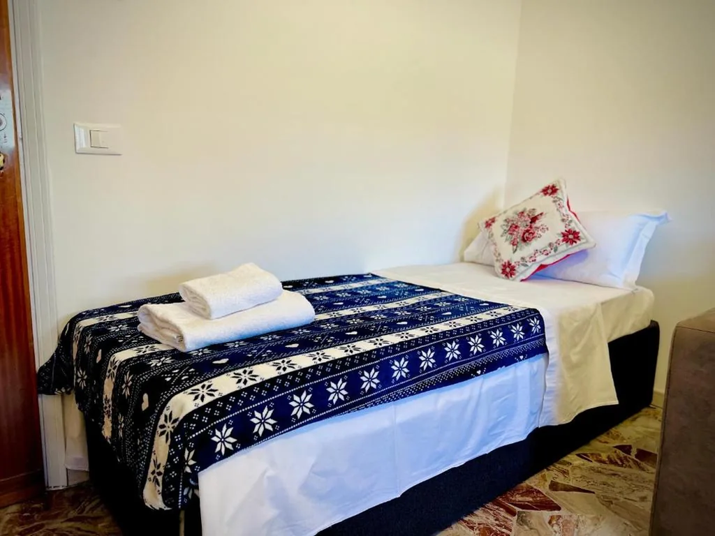 Single Room with Shared Bathroom — Blue Deluxe Venice
