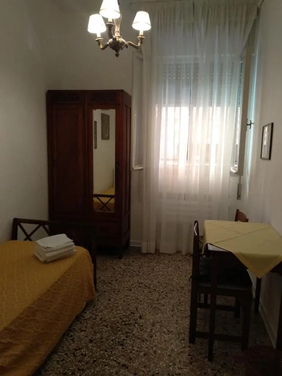 Camera Singola con Bagno in Comune — Casa Gialla