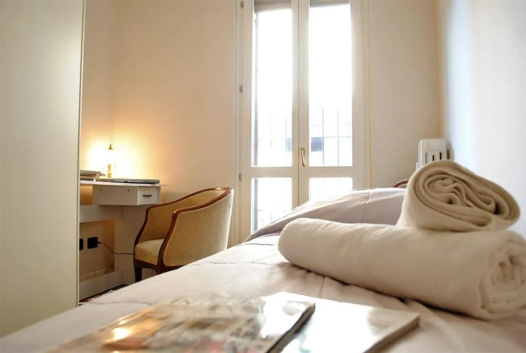 Camera Singola con Bagno in Comune — Dreaming Piazza Bra Rooms