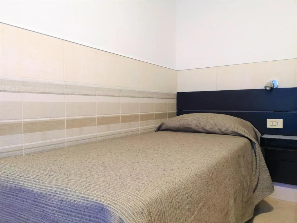 Camera Singola con Bagno in Comune — Hotel Rossi