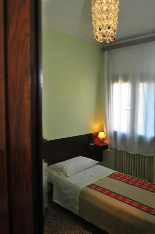 Camera Singola con Bagno in Comune — Locanda Sant’Anna Hotel