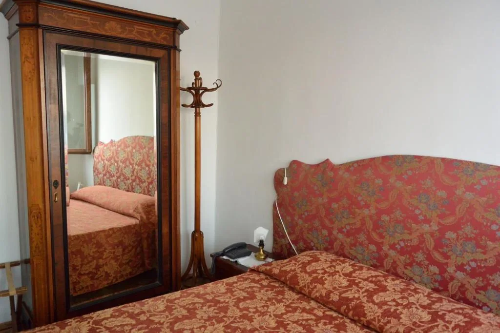Camera Singola con Bagno in Comune — Pensione Seguso